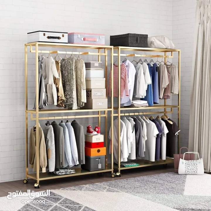 منظم ملابس أنيق مصنوع من معدن متين بلون ذهبي فاخر يضيف لمسة جمال وترتيب لأي غرفة. يحتوي على قضبان