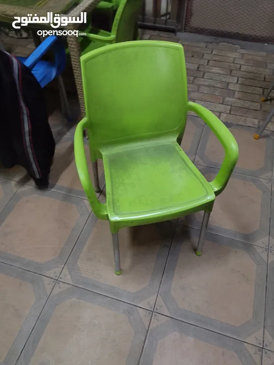 طاولات زجاج وبلاستك عدد6 مع كراسيهم بحالة جيدة يصلحن لمطعم أو للقهوة