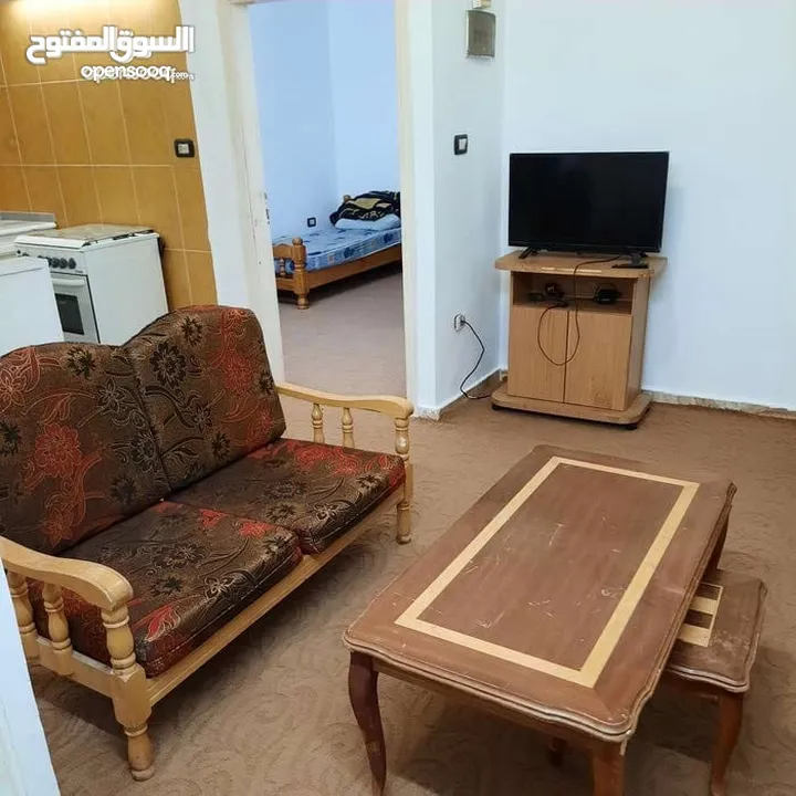 اربد غرب جامعه اليرموك - شقق مفروشه مشتركه للطالبات و الموظفات.، الشقه 3 غرف واسعه، الايجار للغرفه