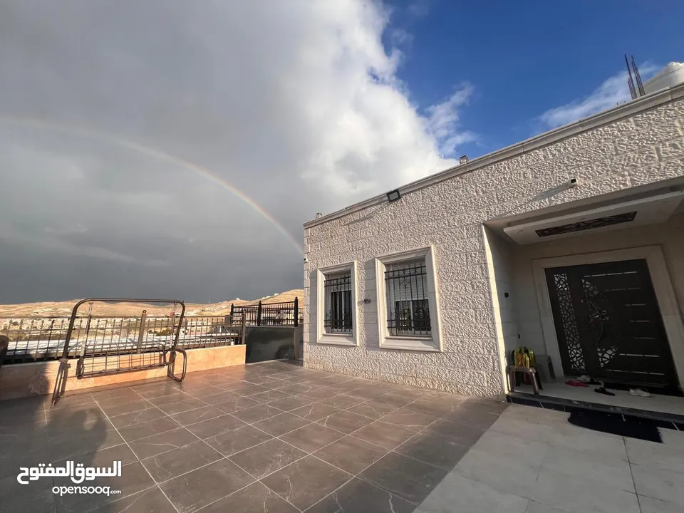 بيت مستقل في ارقى مناطق الزرقاء ضاحية البستان   واجهة حجر تشطيب سوبر ديلوكس مسطح البناء 170الارض500