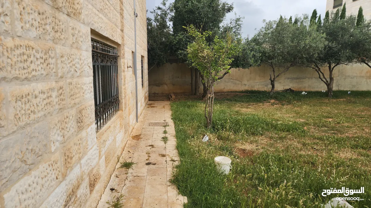 عماره لل: بيت مستقل مكون من ثلاث طوابق مساحة الارض 1117متر مساحة البناء ل