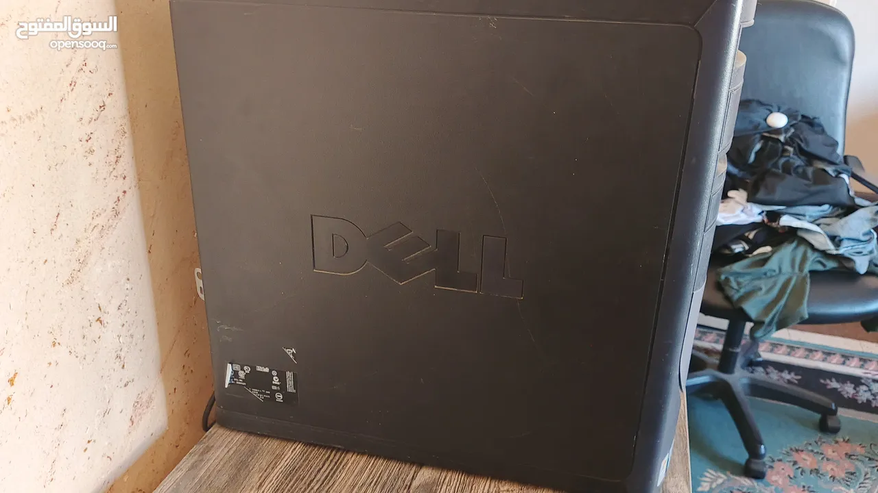 كمبيوتر قديم من نوع Dell Optiplex G 280 مع شاشة LG و ماوس و كيبورد كما هو ظاهر في الصور