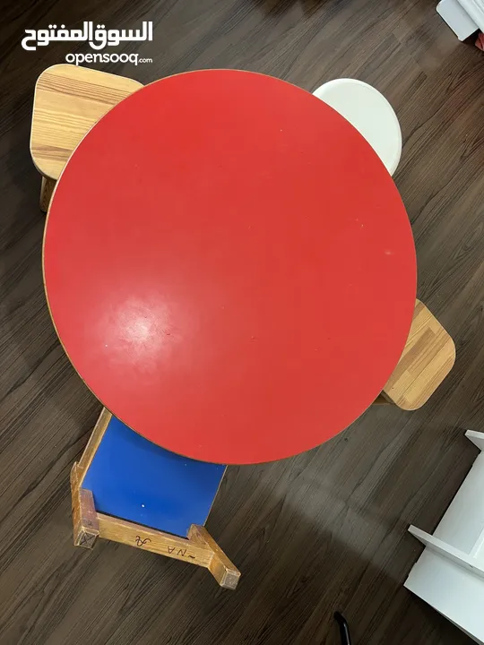Kid round table with 4 little chairs