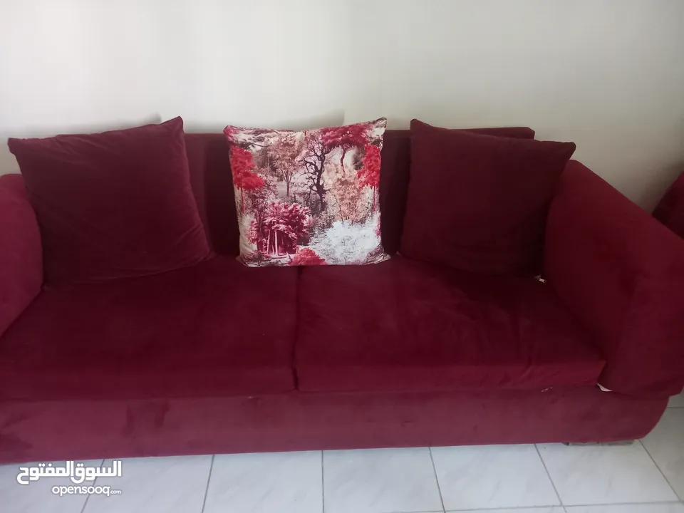 كورنر مع ثلاثية حجم كبير للبيع مع طاولة وسط