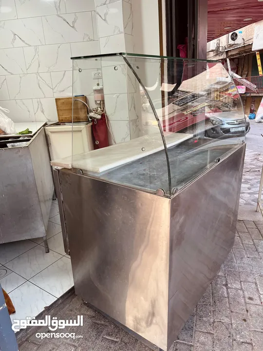 ثلاجة سلطات إيطالية روعة وداخلها ثلاجة لحوم او كولا او ...