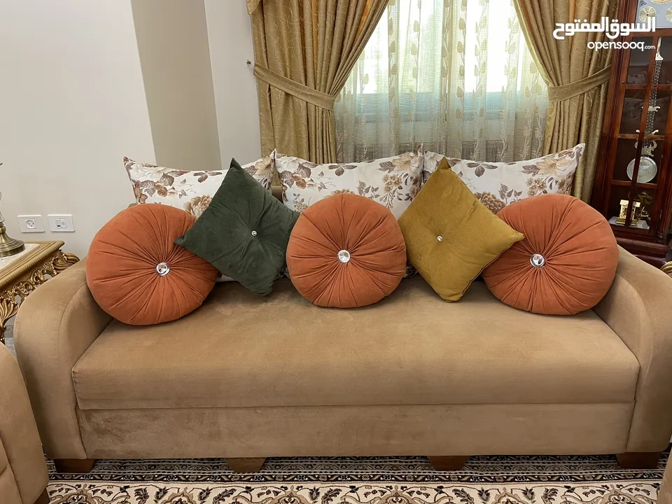 كنب صالون (11)مقعد نضيف شبه جديد للبيع بسعر مناسب