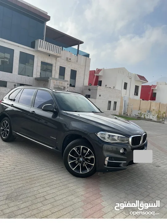 BMW - X5 للبيع استخدام شخص واحد منذ شراها من وكالة الجنبيبي بمسقط .