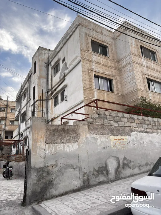 عماره ثلاث طوابق + حوش كبير + بئر ماء  حي الحسين مقابل مدارس ارض العز بالقرب من مخابز يوسف فرح