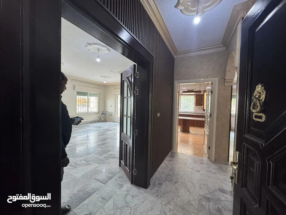 شقه طابق اول 190 متر خلف سوق السلطان