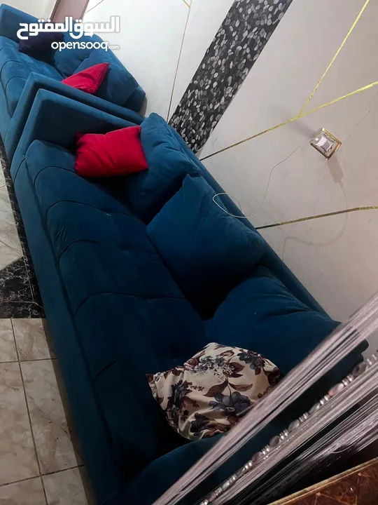 طقم كنب للبيع ، غير مدعوك لا يوجد في الخشب اي كسور ولا تمزق بالقماش معه ركايات ظهر عدد 5 ممتازات