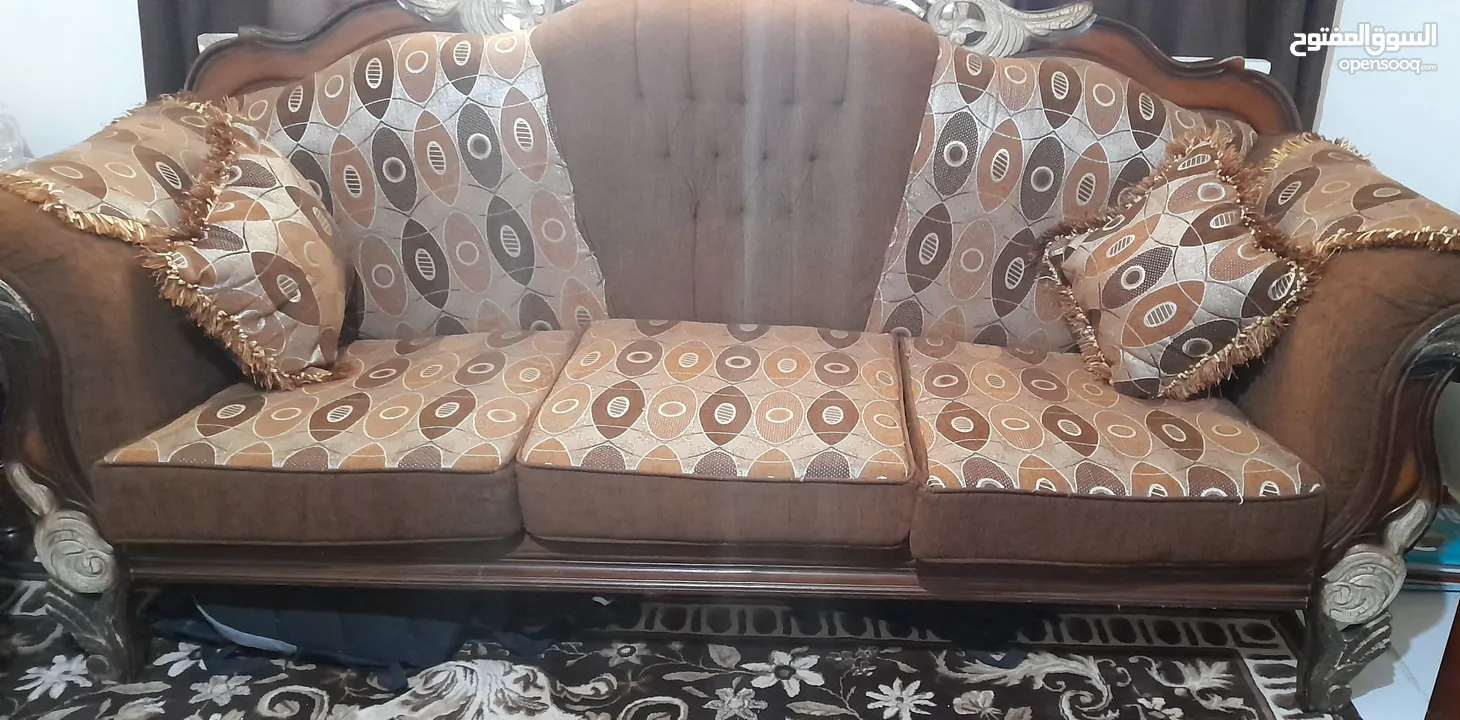 كنب+بوفيه لون بني مستعمل بحاله الجديد   للبيع بسعر 150