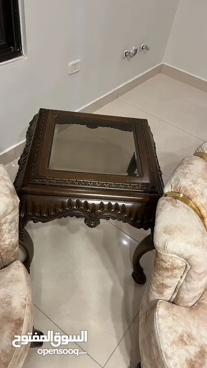 طقم كنب مستعمل بحال جديد مع طاولات