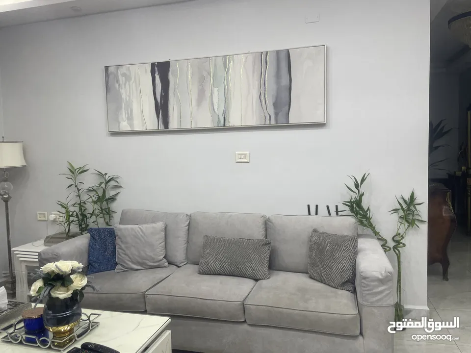 للبيع طقم كنب غرفة معيشة بحالة ممتازة