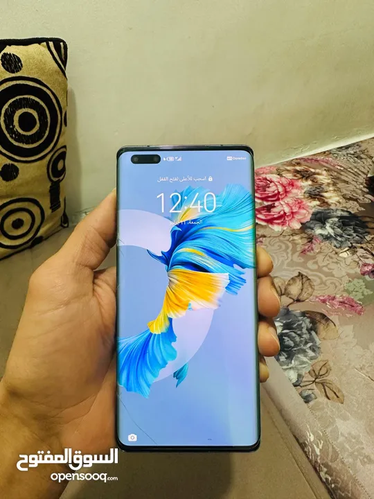 ميت 40 برو مع الشاحن معفي ضريبة حمايه في الظهر فيه خبطه في الشاشه لا تأثر على الاستعمال 256جيجا 5G