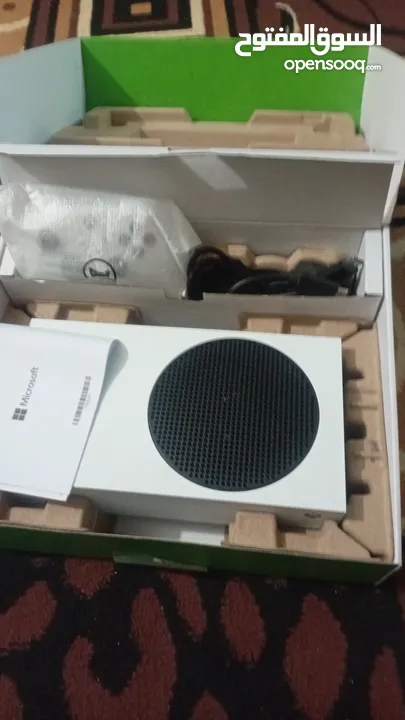 xbox series s الجهاز نظيف بحالة الجديد ومعه جميع اغراضه ،، تم استخدامه فترة قليلة وربي يباركلك فيه