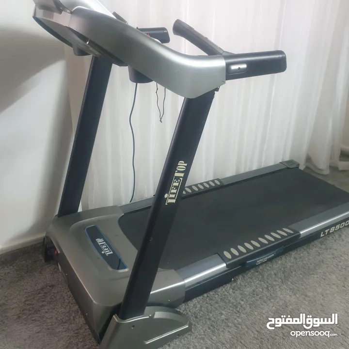جهاز تريدمل بحاله ممتازه مواصفات عاليه حجم كبير الجهاز بتحمل اكتر من 120 كيلو وله ميزات رفع مش ع طلع
