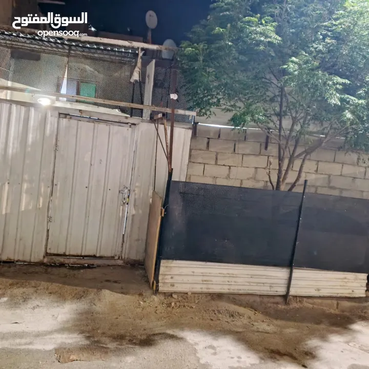 شقة للبيع في مخيم الزرقاء قرب المجمع الجديد مكونة من غرفتين وصالون وساحة خارجية مبلطة بالكامل البيت