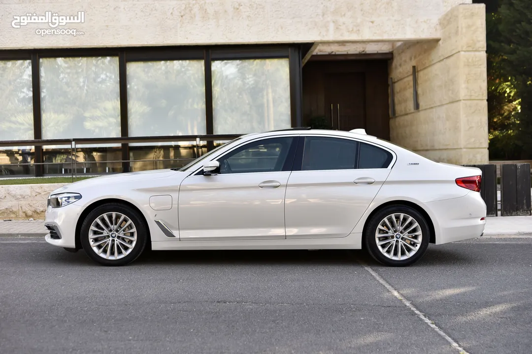 بي ام دبليو الفئة الخامسة بلج ان هايبرد 2019 BMW 530e Plug In Hybrid