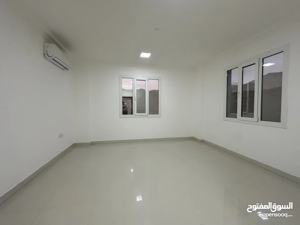 شقه غرفتين نوم للبيع في غلا خط اول شارع السلطان قابوس مساحة 100 