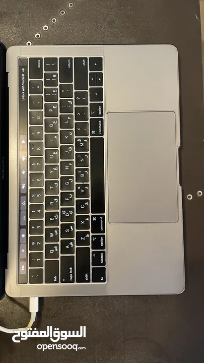 فرصة ذهبية macbook pro 13 inch فيه طبقة حماية