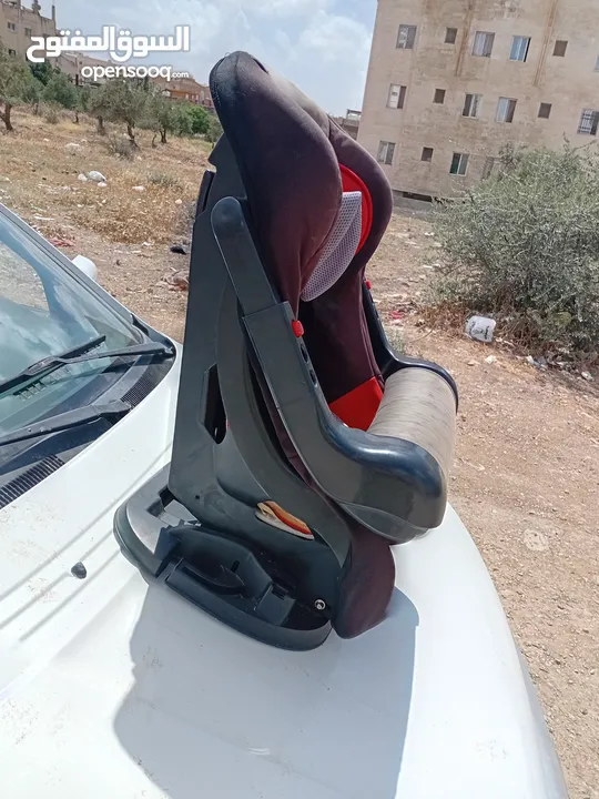 كرسي طفل صغير للسيارة لون خمري  وسكني  يد متحركه  وايضا  كرسي  ناعم  وجامد وجميل ورائع.