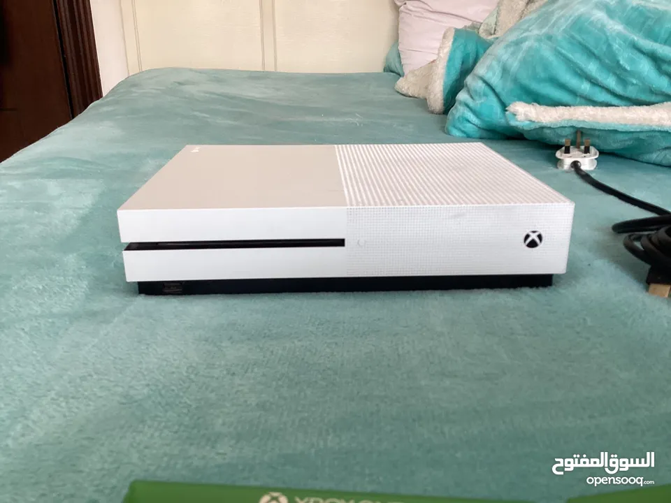 Xbox 1 S اكس بوكس ون إس مستعمل بس مني و معا خمس ألعاب سيدي و وصلت طويلت