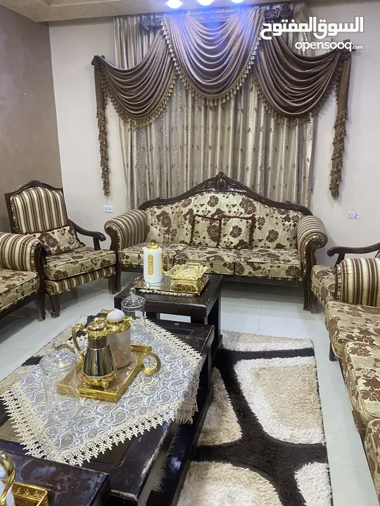 كنب ومطبخ للبيع مع برادي