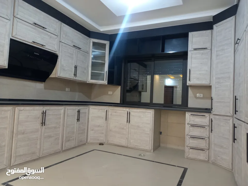 شقة فاخرة مع روف فاخر للبيع بسعر مغري