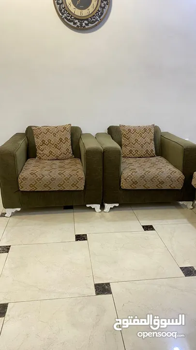 طقم كنب 7 مقاعد و طاولة تلفزيون و دورسوار بمراية