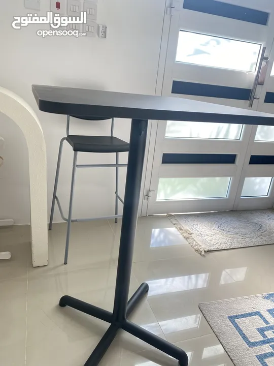 طاولة مع كرسي