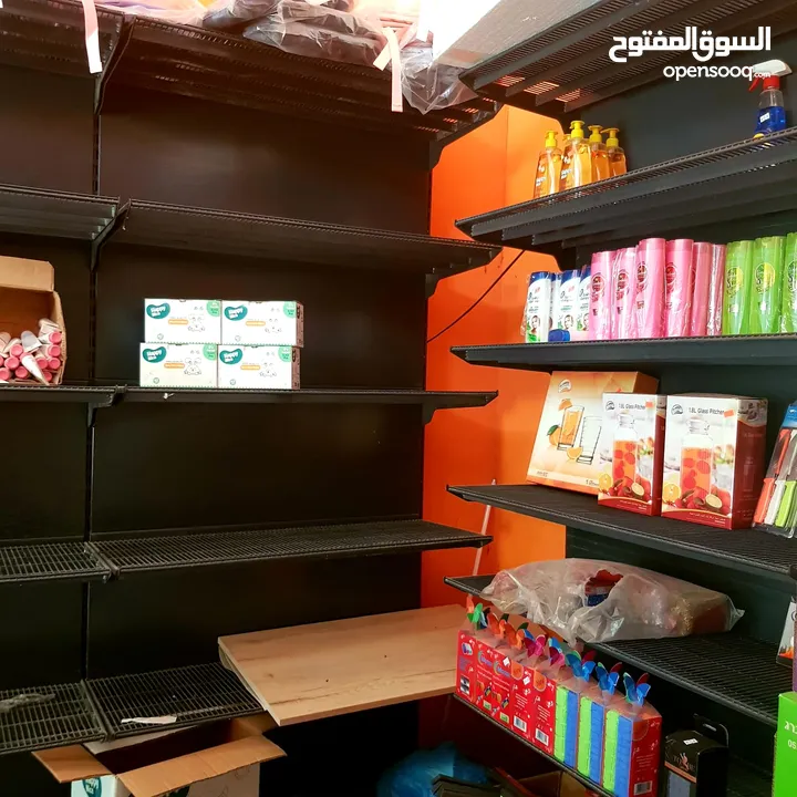 رفوف محل بحالة ممتازة وثلاجة مشروبات 3 ابواب وبعض مستلزمات اخرى