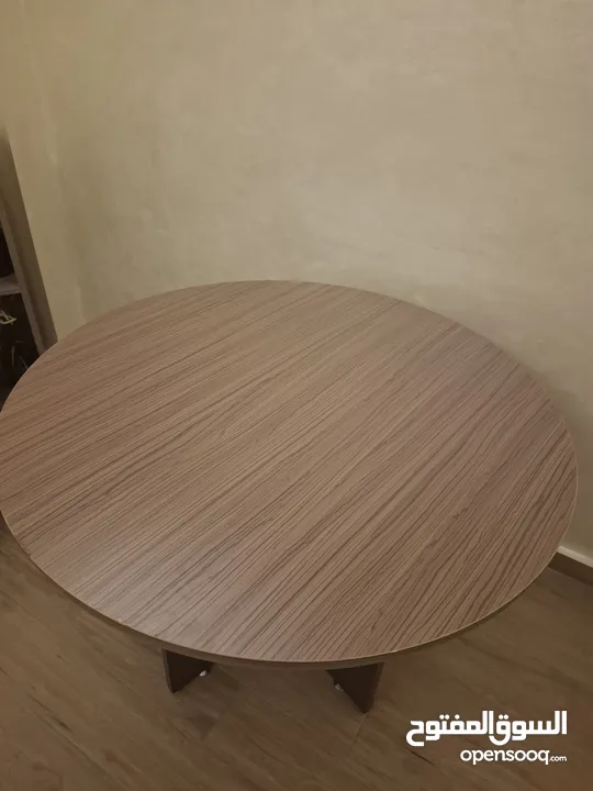 طاولة مكتب وتنفع ل اجتماعات