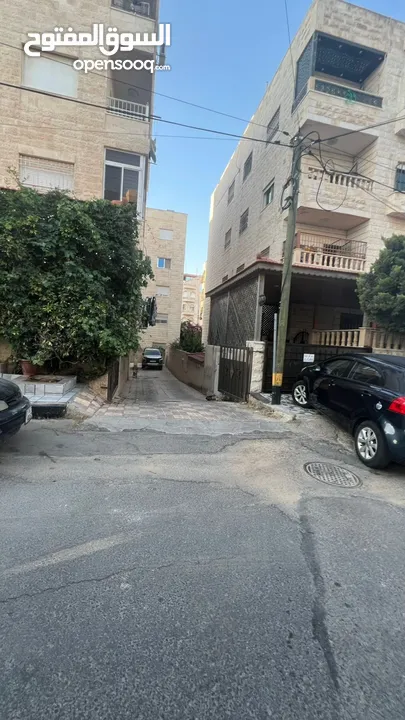 شقه مميزه 130م حي الرواق قرب مستشفى الامير حمزه