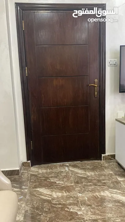 ابواب المنيوم عدد 3بحاله الوكاله استعمال شهر وأبواب خشب عدد 3بحاله الوكاله
