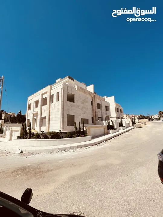 فلل فخمة للبيع الراهبات خلف محطة المناصير مقابل مطعم الطياره مساحة 400 متر طابقين الروف جديد مع مطبخ