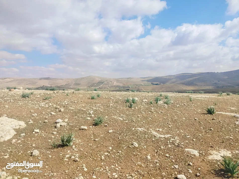 قطعة ارض 3دونمات ونصف فقط  مطلة ومرتفعه واصل جميع خدمات شرق جرش دحل