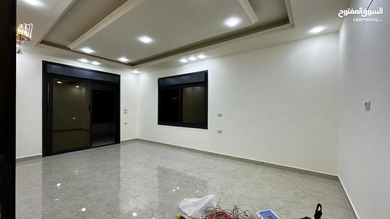 شقة جديدة للبيع طابق ارضي مدخل مستقل مع ساحة قرب قصر العوادين
