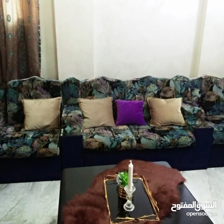 غرفة ضيوف  شبه جديدة للبيع