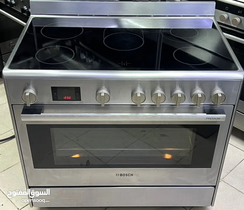 Electric and gas cooking range