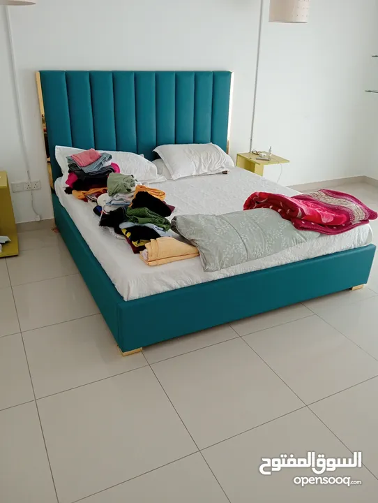bedroom queen size bed