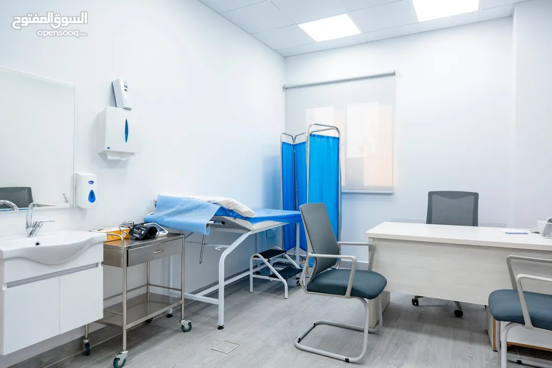 عيادة مجهزة بالكامل للطب العام للضمان، موقع مميز و عيادة تستقبل مرضى بشكل يومي و فيها جميع مستلزمات