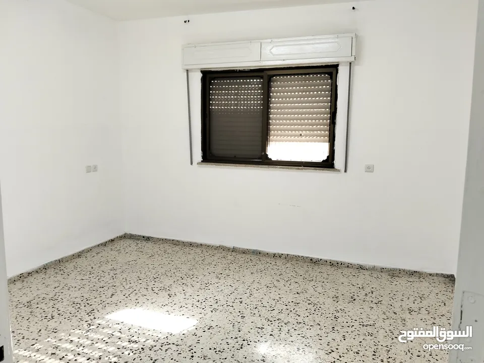 شقة للايجار حلحول الشارع الرئيسي