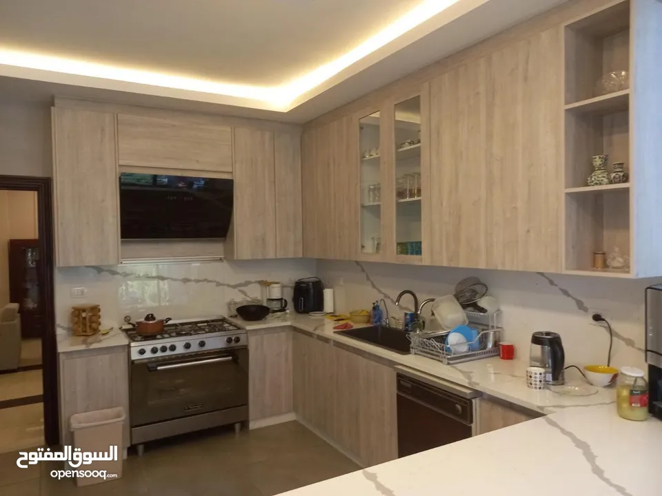 شقة ارضيه بسعر مغري داخلي 332 متر خارجي 180 متر