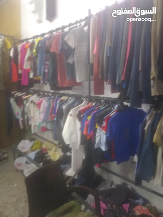 محل البسه اوروبي صيفي وشتوي للبيع بسعر مغري المحل مكون من البسه ستاندات علاقات والبسه صيفي شتوي المو