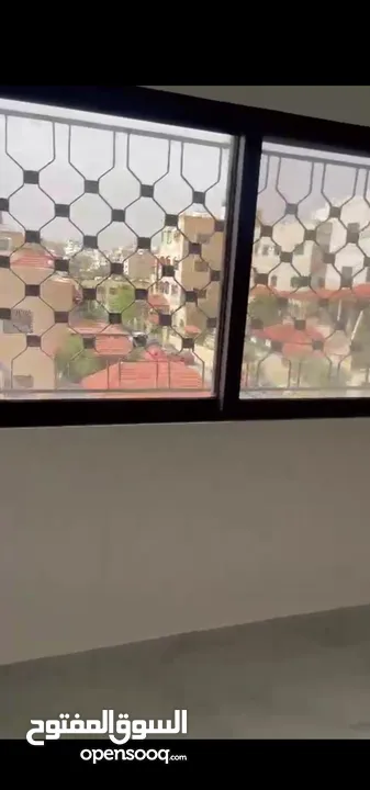 شقة للإيجار تشطيب جديد مقابل بوابة القريه الحضريه الخلفي بتجاه طلوع السيفوي مطلوب موظف دخل ثابت