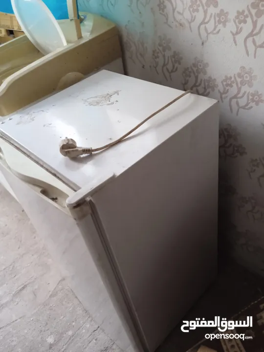 ثلاجه مكتب بحاله جيده مع غساله حوضين النشافه خربانه
