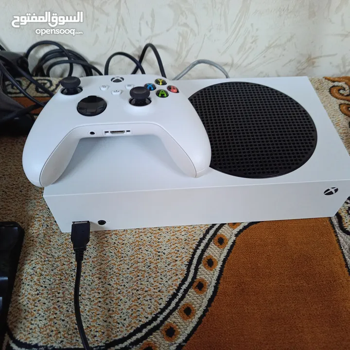 إكس بوكس سيريس اس الجهاز مستعمل شهرين فقط ومافيه إشي بس حاب أبدل على بلايستيشن 5 سليم