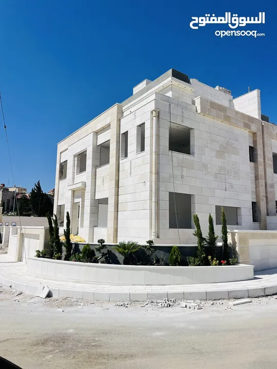 فلل فخمة للبيع الراهبات خلف محطة المناصير مقابل مطعم الطياره مساحة 400 متر طابقين الروف جديد مع مطبخ