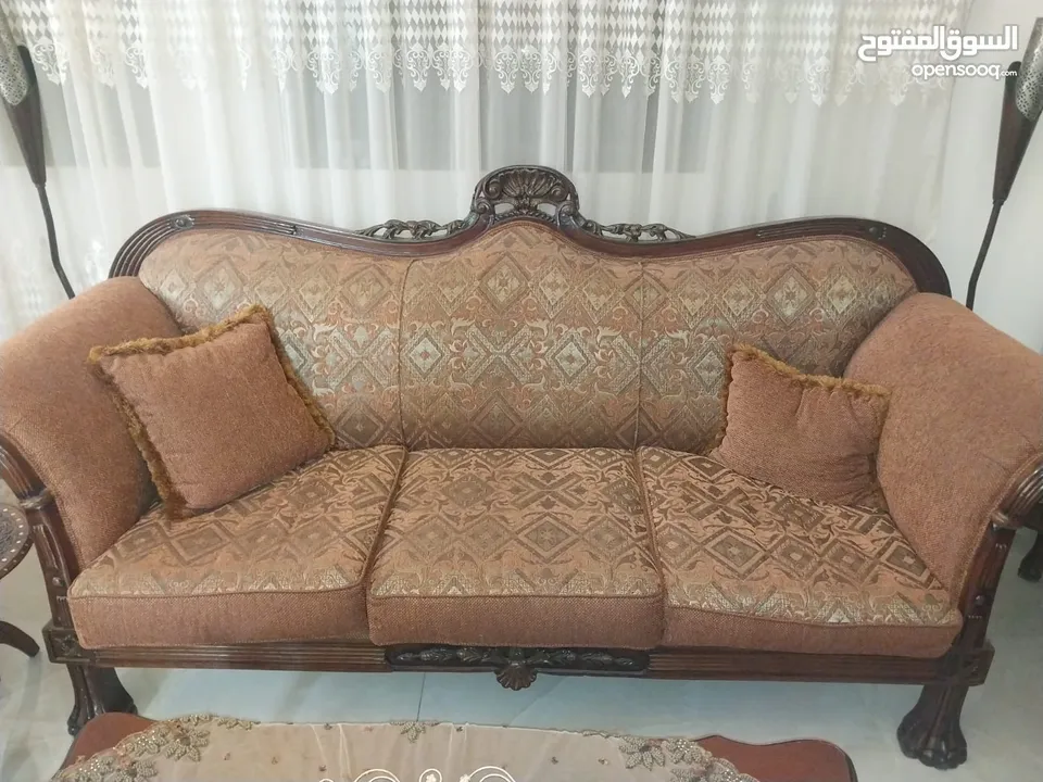 طقم كنب  خشب زان مكون من 7مقاعد  نظيف جدا بسعر مناسب