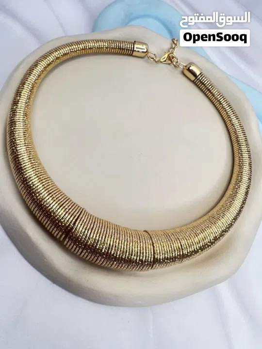 أطواق أنيقة وفاخرة بأنواع مختلفة